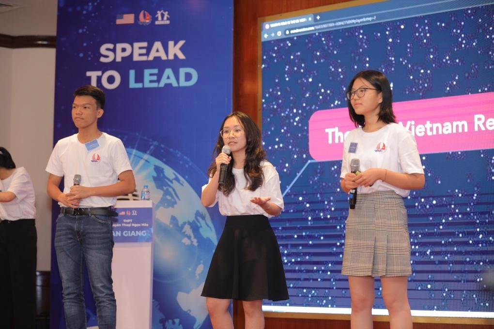 Nguyễn Duy, Minh An và Xuân Mai tại một cuộc thi hùng biện Nguyễn Duy, Minh An và Xuân Mai tại một cuộc thi hùng biện