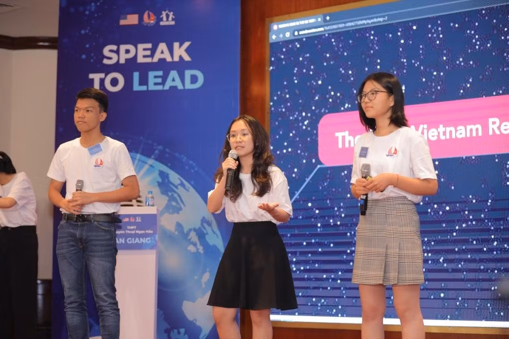 Nguyễn Duy, Minh An và Xuân Mai tại một cuộc thi hùng biện