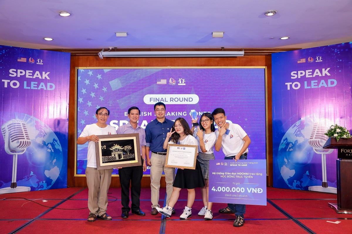 Ba bạn trẻ có nhiều cơ hội vươn xa từ những cuộc thi hùng biện. Ba bạn trẻ có nhiều cơ hội vươn xa từ những cuộc thi hùng biện.