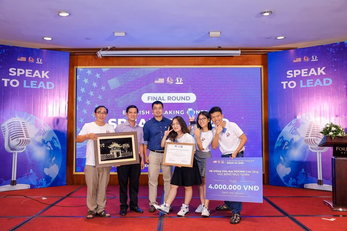 Ba bạn trẻ có nhiều cơ hội vươn xa từ những cuộc thi hùng biện.