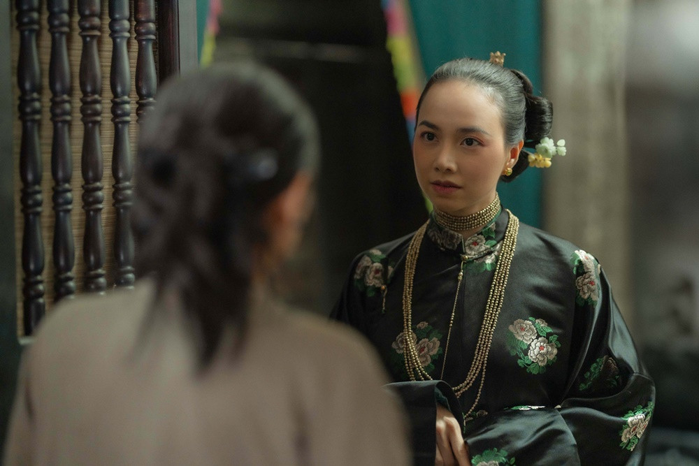 Mợ hai ăn mặc cầu kỳ diêm dúa, đúng như tính cách bốc đồng trong phim.