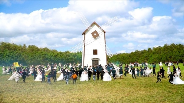 Phần 4 tốn tiền ở cảnh cô dâu chú rể hỗn chiến.