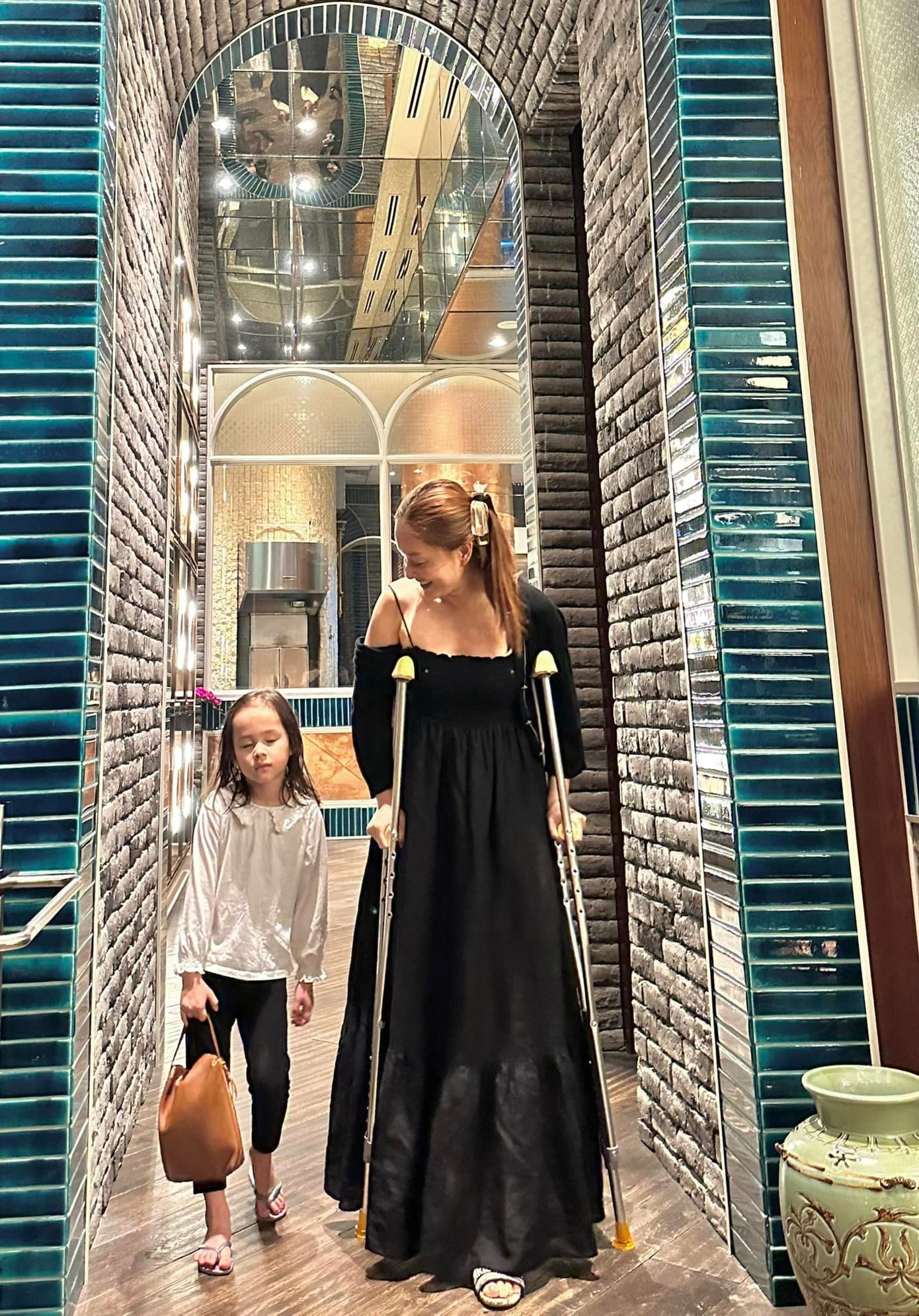 Cô phải dùng nạng vì vất thương vẫn chưa khỏi. Cô phải dùng nạng vì vất thương vẫn chưa khỏi.