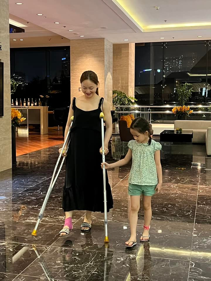 Nữ diễn viên bị trẹo chân từ hai tháng trước. Nữ diễn viên bị trẹo chân từ hai tháng trước.