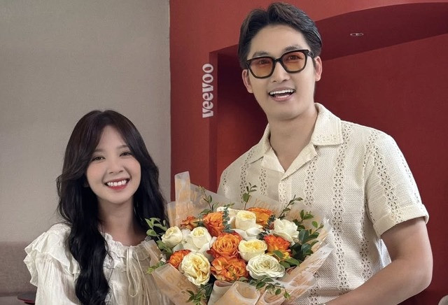 Hai người được khen rất đẹp đôi. Hai người được khen rất đẹp đôi.