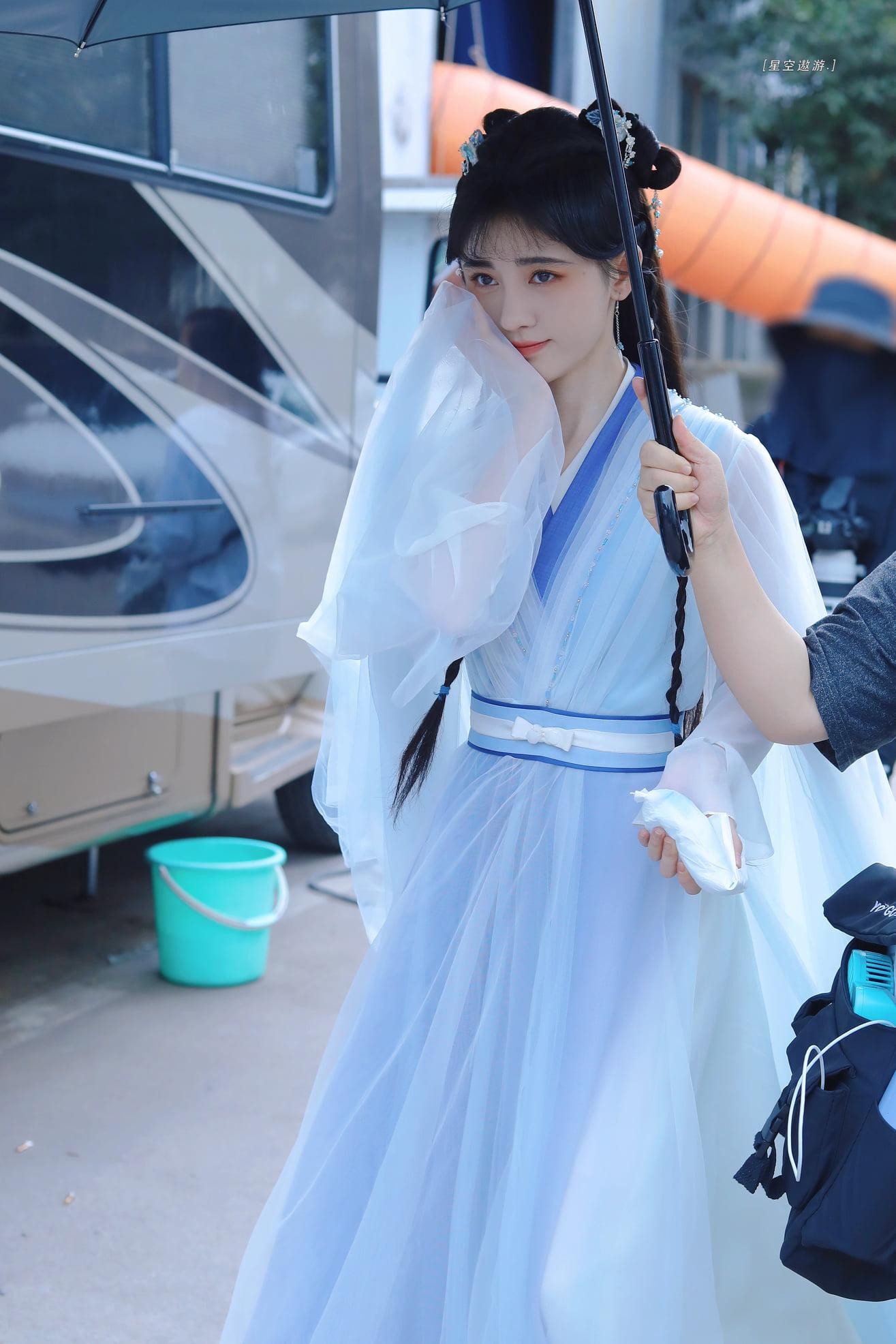 Tên của hai nhân vật ảo lấy cảm hứng từ phim Hoa Nhung mà Cúc Tịnh Y đang quay