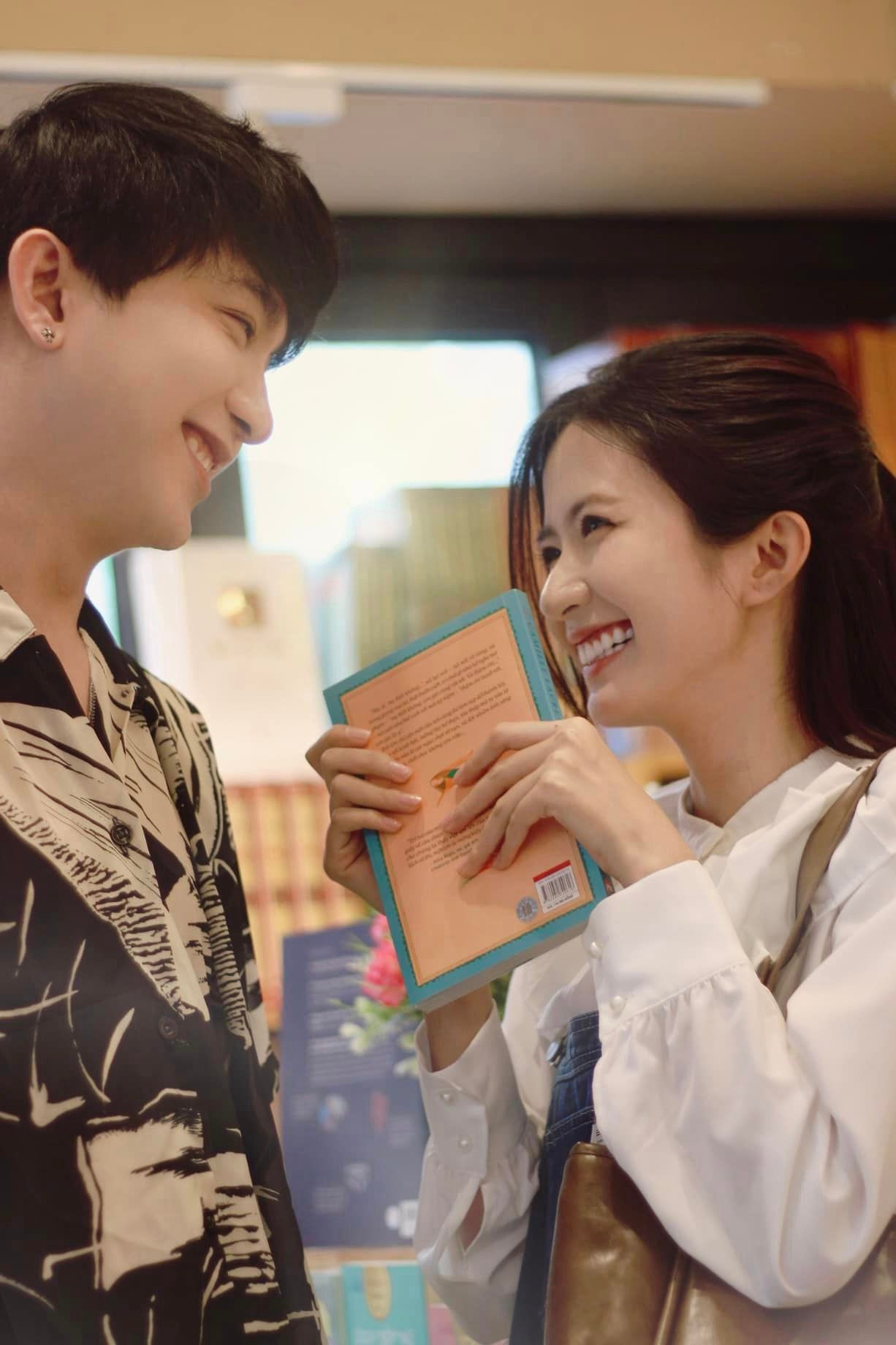 Thảo đang có mối quan hệ lãng mạn với Phúc. Thảo đang có mối quan hệ lãng mạn với Phúc.