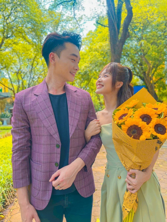 Chi tiết này gợi liên tưởng đến chuyện của Trâm Anh trong "Gia đình mình vui bất thình lình". Chi tiết này gợi liên tưởng đến chuyện của Trâm Anh trong "Gia đình mình vui bất thình lình".