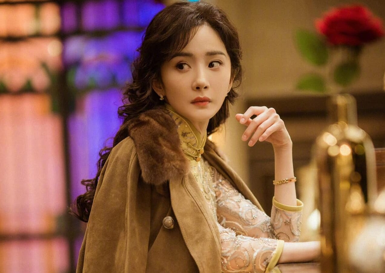 Dương Mịch làm nền cho Chương Tử Di trong Tương Viên Lộng.