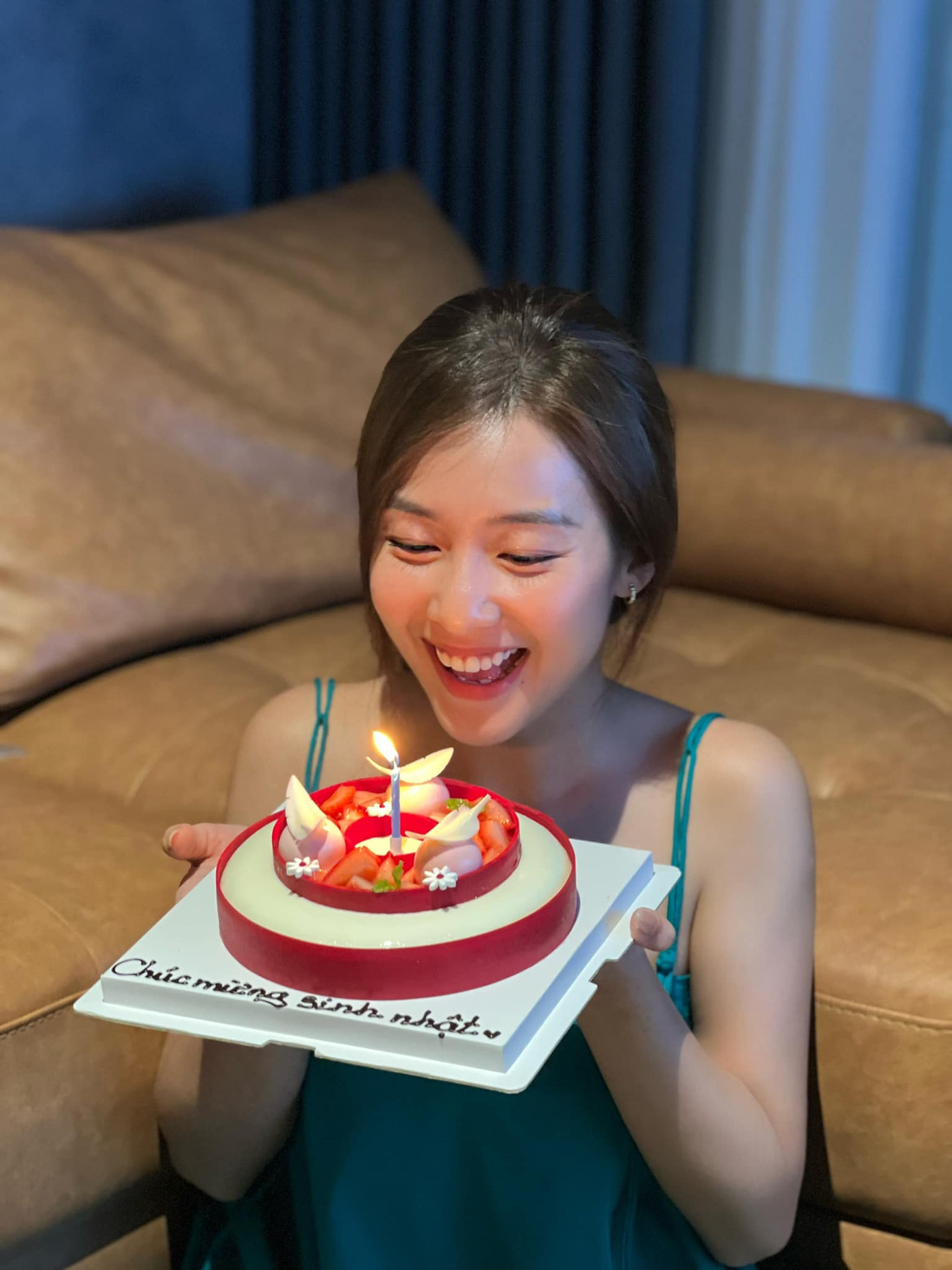 Khả Ngân hạnh phúc đón tuổi mới. Khả Ngân hạnh phúc đón tuổi mới.