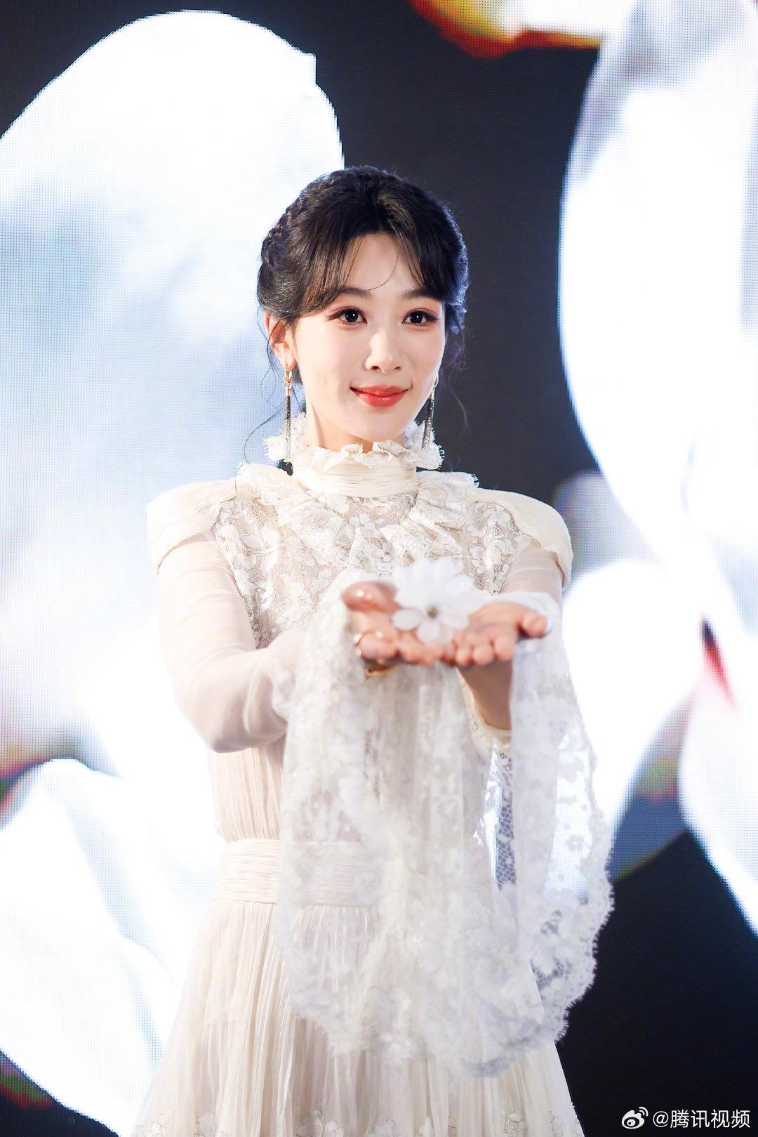 Dương Tử cũng trượt giải nhưng vẫn vui vẻ suốt sự kiện. Dương Tử cũng trượt giải nhưng vẫn vui vẻ suốt sự kiện.