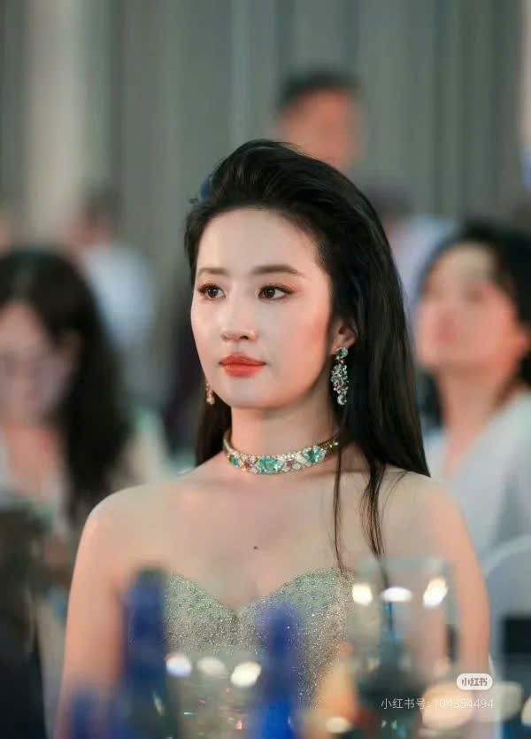 Ngày hôm trước cô vẫn tham dự bữa tiệc chào mừng của giải thưởng này. Ngày hôm trước cô vẫn tham dự bữa tiệc chào mừng của giải thưởng này.