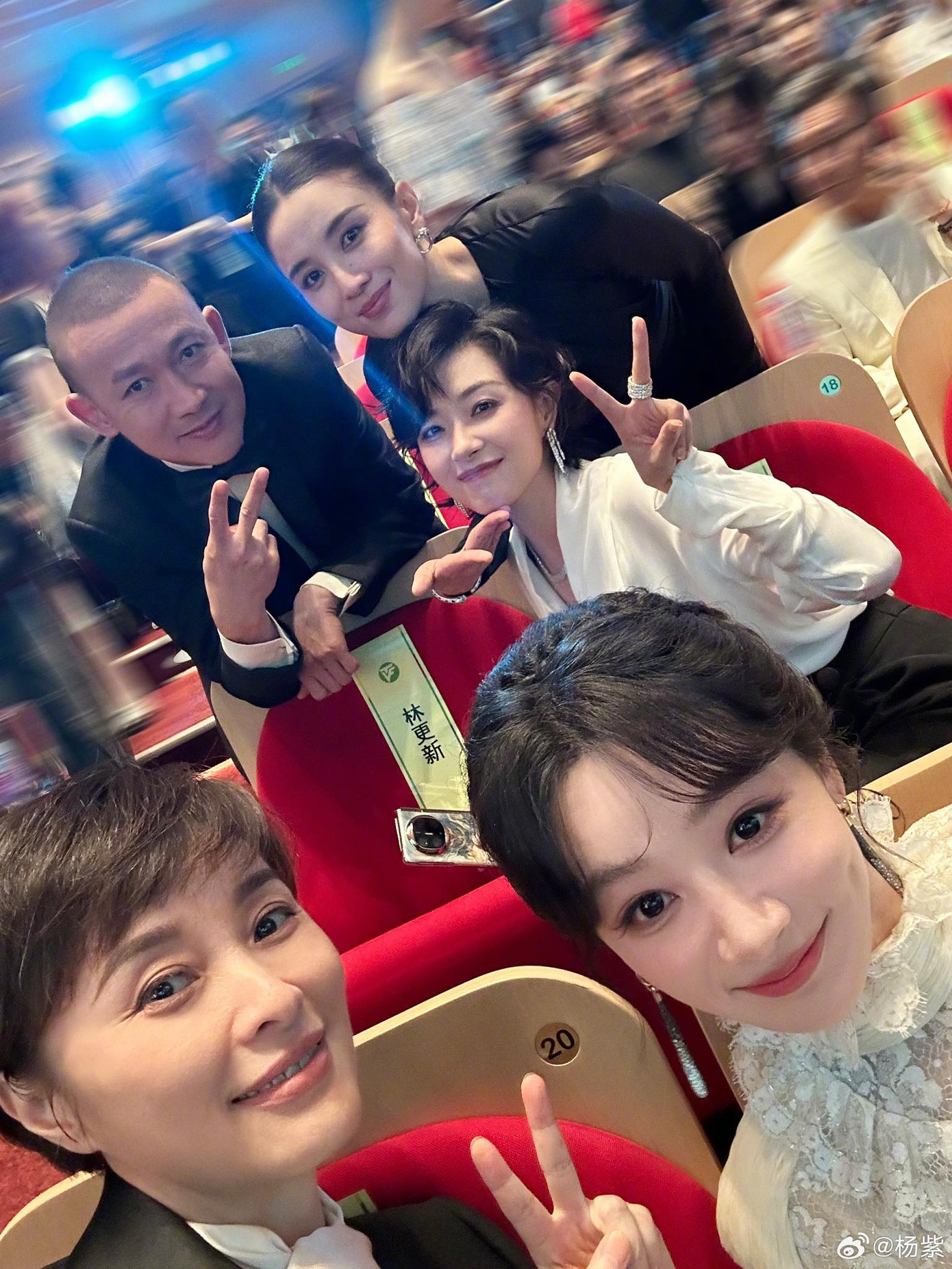 Dương Tử cũng trượt giải nhưng vẫn vui vẻ suốt sự kiện. Dương Tử cũng trượt giải nhưng vẫn vui vẻ suốt sự kiện.