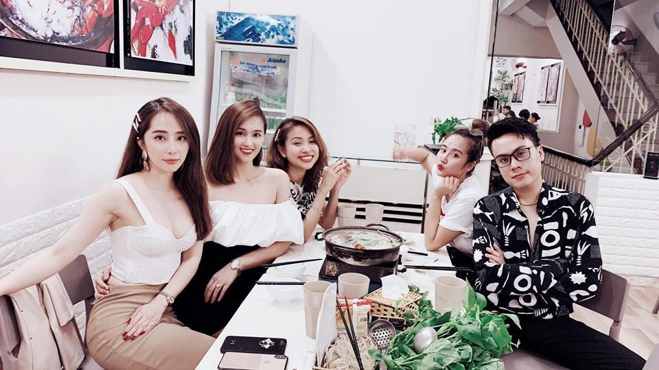 Huyền Lizzie có nhóm bạn thân toàn nhân vật đình đám trong giới showbiz Huyền Lizzie có nhóm bạn thân toàn nhân vật đình đám trong giới showbiz