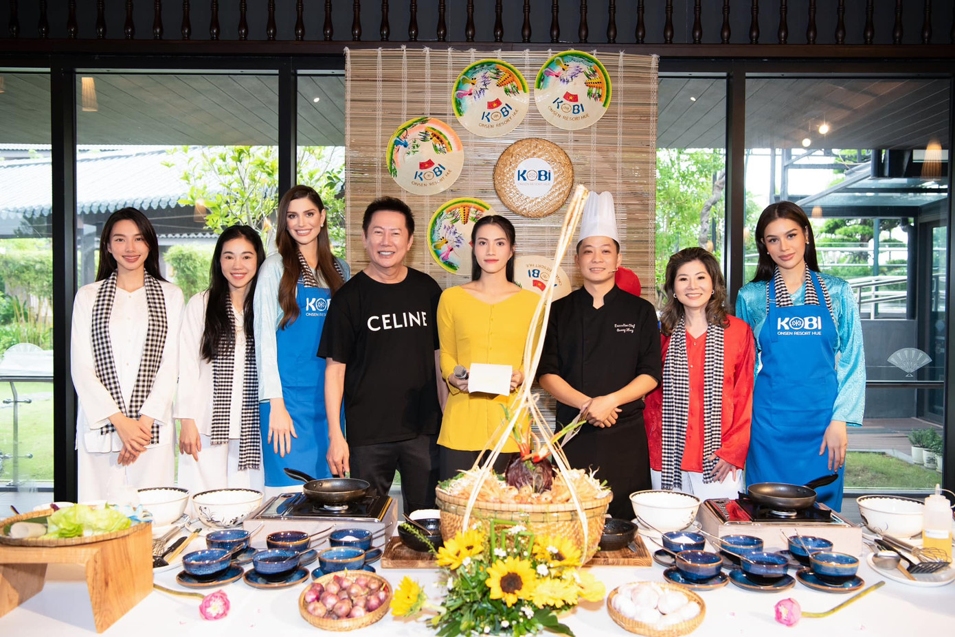 Thùy Tiên còn khéo léo quảng bá đồ ăn Việt tới bạn bè các nước.