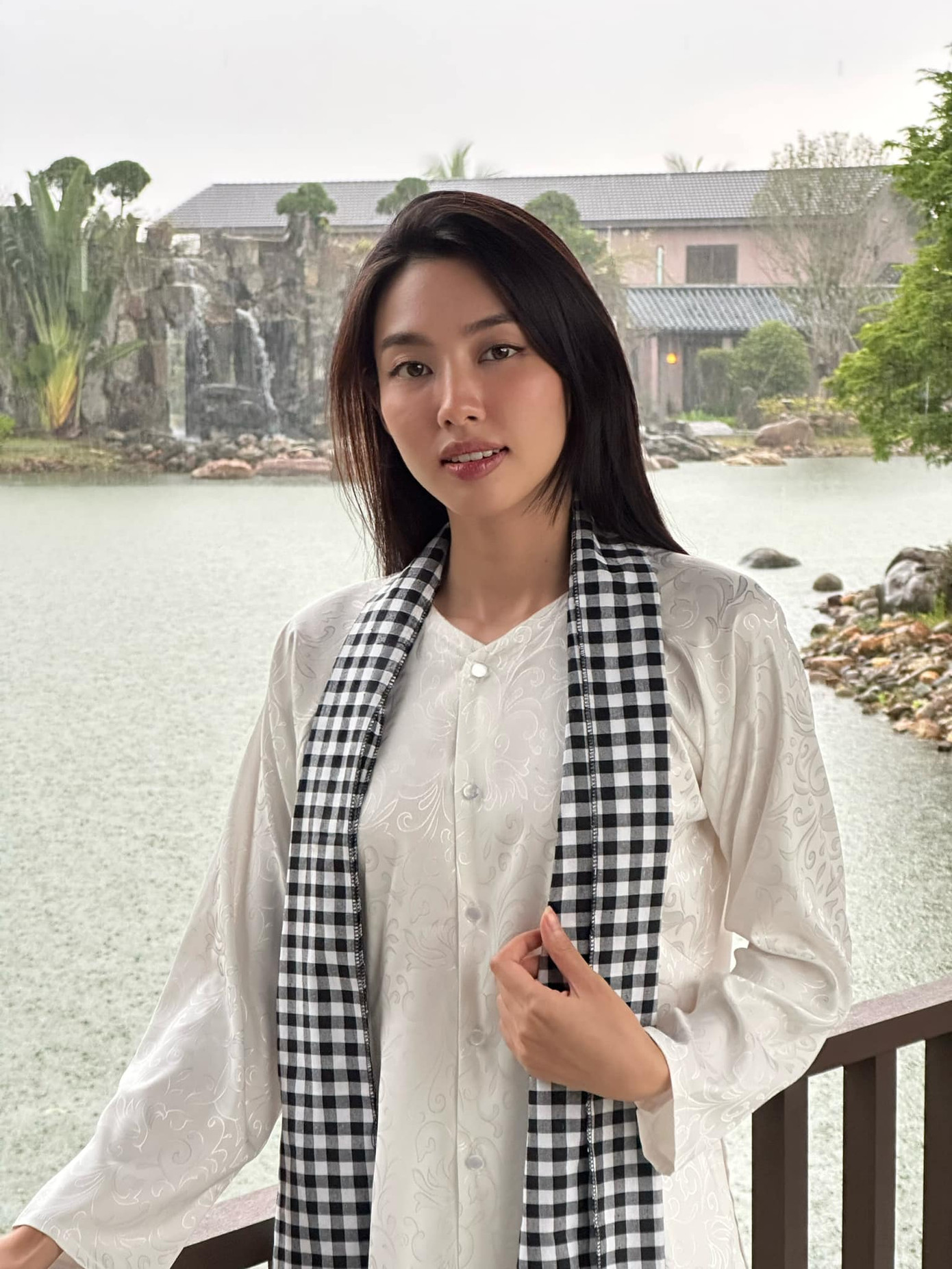 Nàng hậu chăm chỉ diện trang phục truyền thống để quảng bá văn hóa Việt Nam.