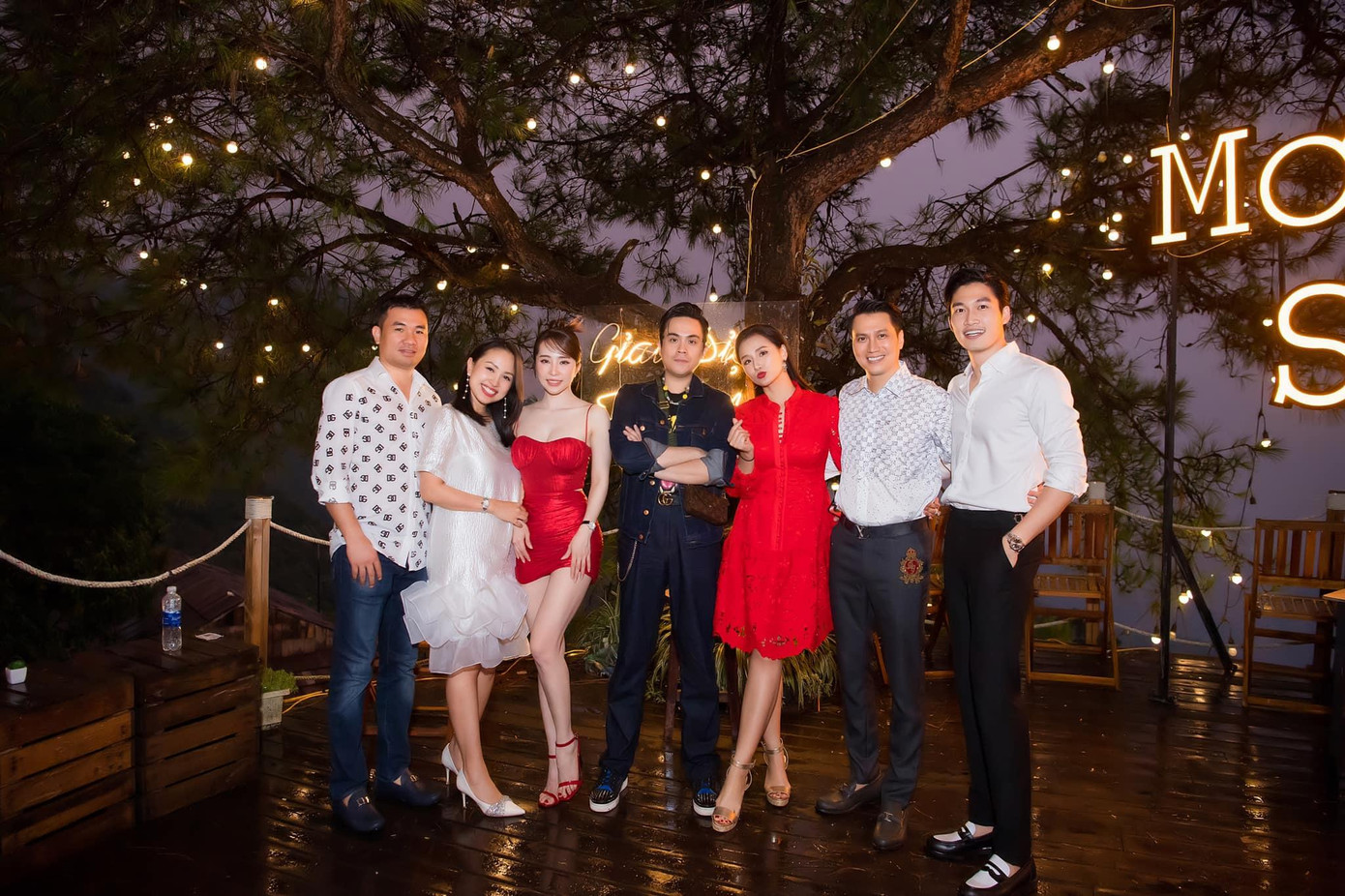 Đình Tú xuất hiện trong sinh nhật Việt Anh - Quỳnh Nga Đình Tú xuất hiện trong sinh nhật Việt Anh - Quỳnh Nga