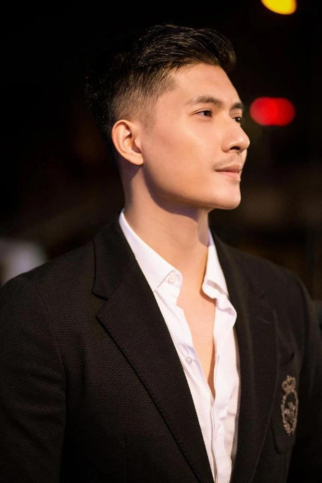 Lâm Bảo Châu cũng bị cho là "được hình, hỏng tiếng" giống Võ Cảnh. Lâm Bảo Châu cũng bị cho là "được hình, hỏng tiếng" giống Võ Cảnh.