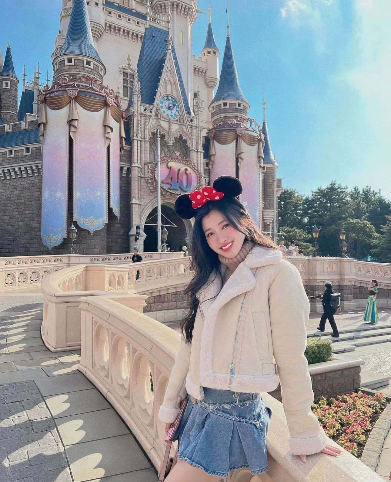 Phương Nhi tranh thủ đi chơi Disneyland tại Nhật Bản sau cuộc thi. Phương Nhi tranh thủ đi chơi Disneyland tại Nhật Bản sau cuộc thi.