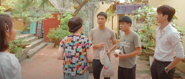 Trí cũng đến ở xóm trọ và được cô Vân chào đón Trí cũng đến ở xóm trọ và được cô Vân chào đón