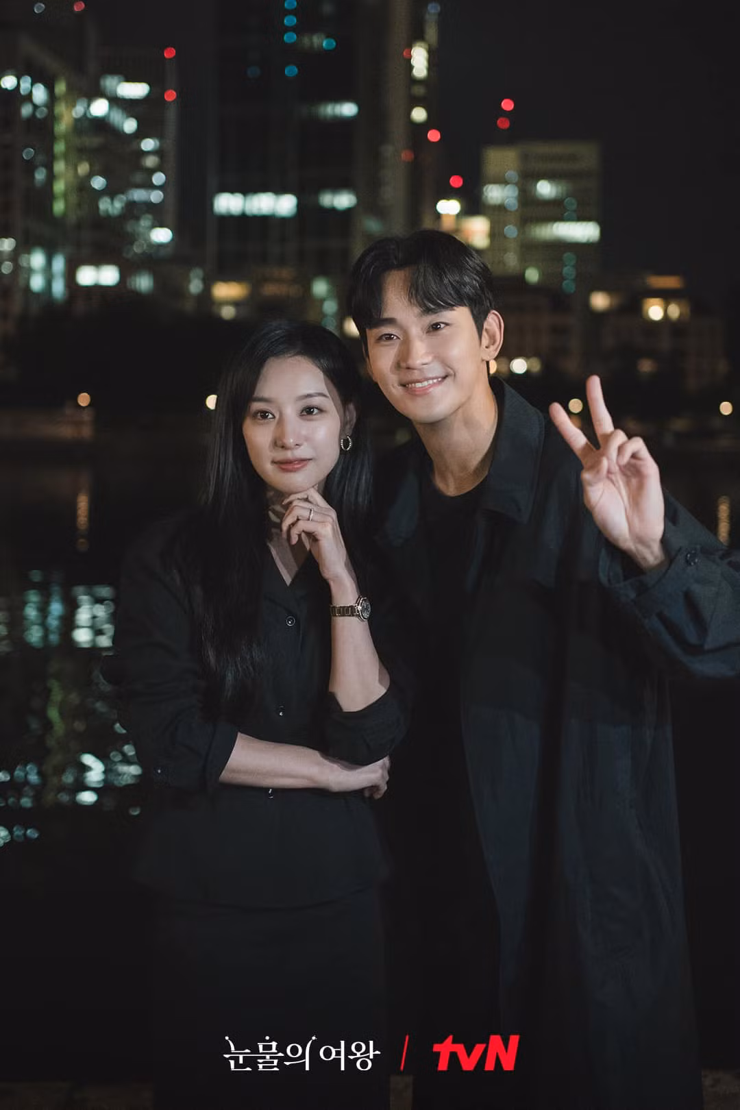Kim Soo Hyun rất chăm đăng ảnh hậu trường.