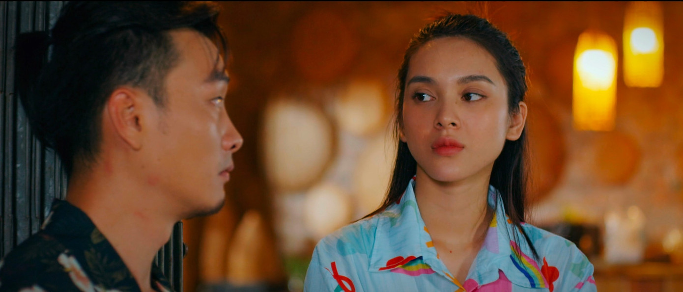 Đông nhờ Huyền đi xử lý chuyện tình cảm hộ mình. Đông nhờ Huyền đi xử lý chuyện tình cảm hộ mình.