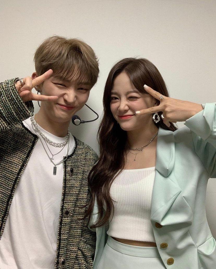 Đôi bạn thân thiết Kim Sejeong, Yoon Jisung Đôi bạn thân thiết Kim Sejeong, Yoon Jisung