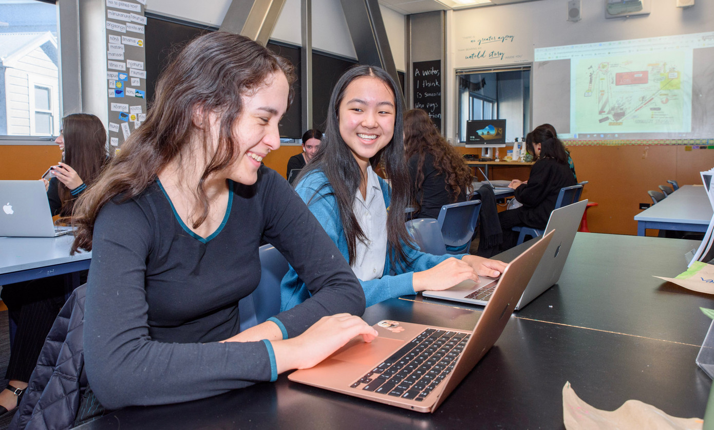 Trợ giảng tiếng Anh cùng theo học sinh đến lớp ở trường Nữ sinh Wellington, New Zealand.