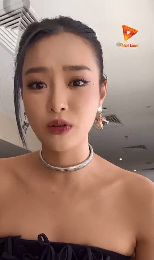 Biểu cảm của Bùi Khánh Linh khi báo tin quên sash cũng gây tranh cãi.