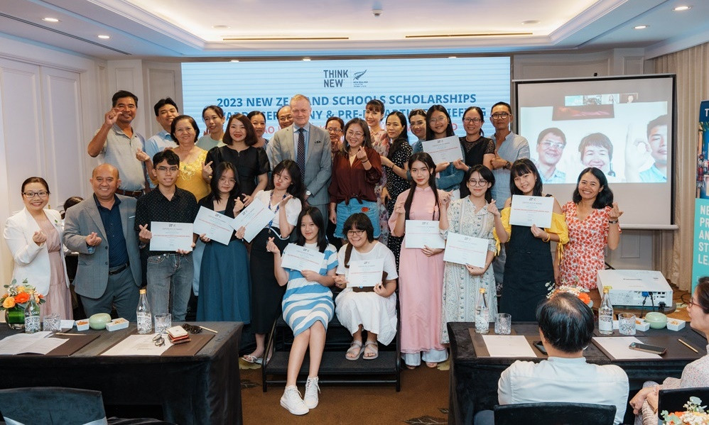 Các học sinh nhận Học bổng NZSS năm 2023 cùng phụ huynh và đại diện các cơ quan chính phủ New Zealand tại Lễ trao học bổng. Các học sinh nhận Học bổng NZSS năm 2023 cùng phụ huynh và đại diện các cơ quan chính phủ New Zealand tại Lễ trao học bổng.