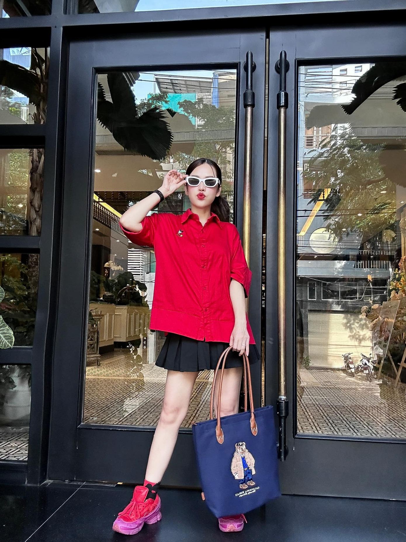 Dạo gần đây Puka thường mặc đồ rộng, đi giày bệt.