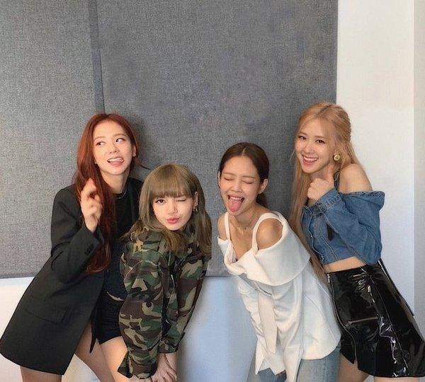 Jennie thường lè lưỡi khi chụp ảnh