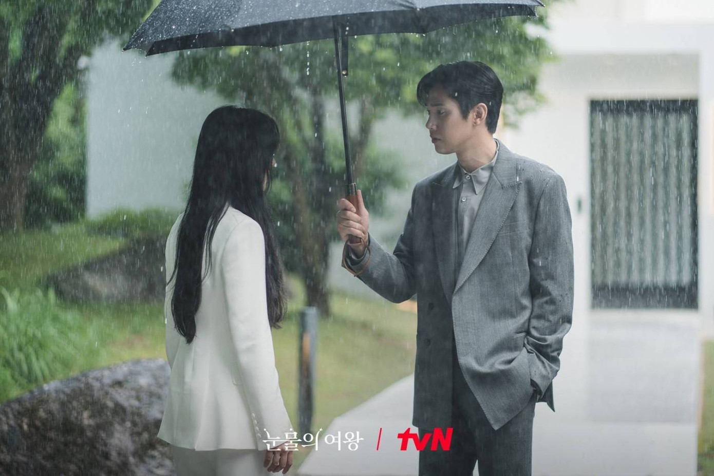 Yoon Eun Seong là kẻ khả nghi đầu tiên. Yoon Eun Seong là kẻ khả nghi đầu tiên.