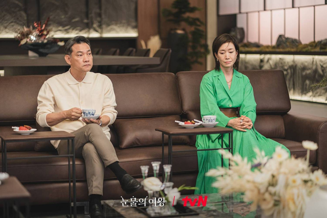 Sống trong nhung lụa quyền lực nhưng các thành viên trong nhà luôn căng thẳng. Sống trong nhung lụa quyền lực nhưng các thành viên trong nhà luôn căng thẳng.