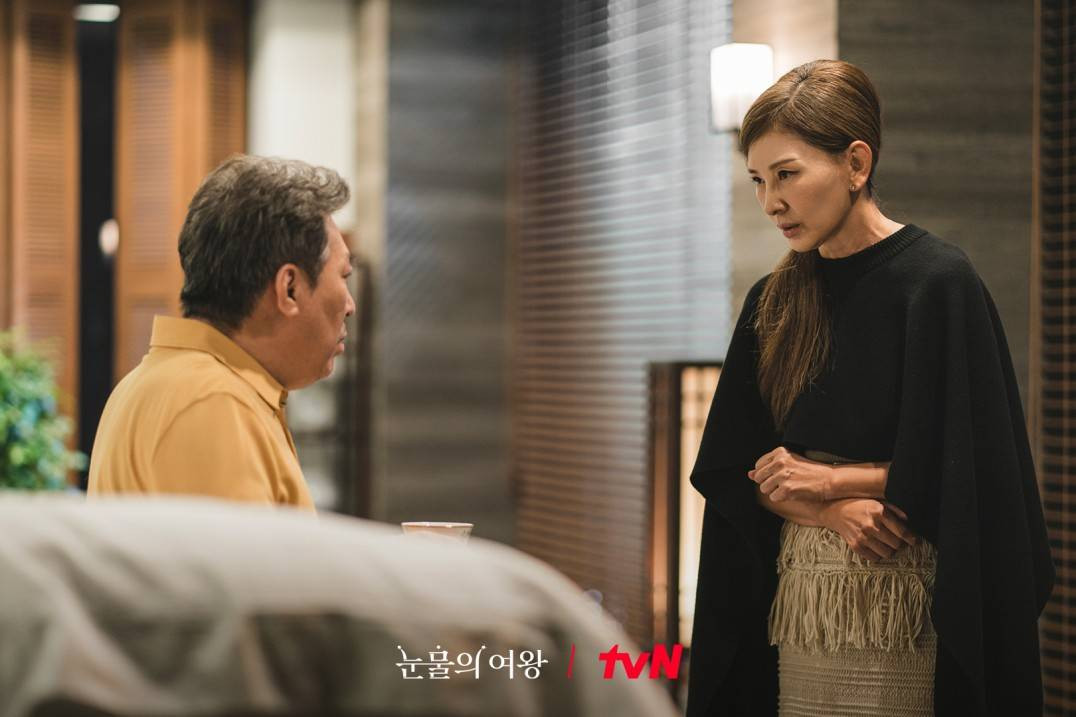 Bạn gái của chủ tịch tập đoàn cũng có liên quan đến Yoon Eun Seong và cô em dâu. Bạn gái của chủ tịch tập đoàn cũng có liên quan đến Yoon Eun Seong và cô em dâu.