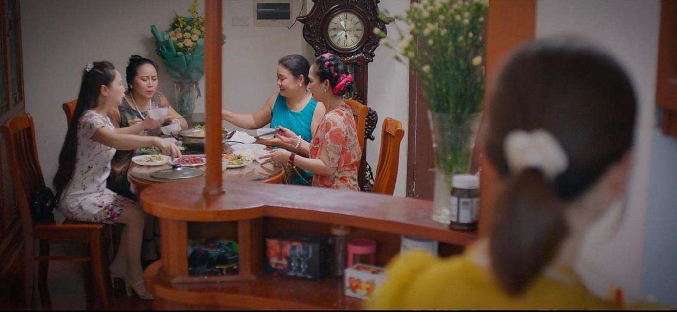 Vân Khánh phải đến nhà mẹ chồng để phục vụ cho bữa liên hoan