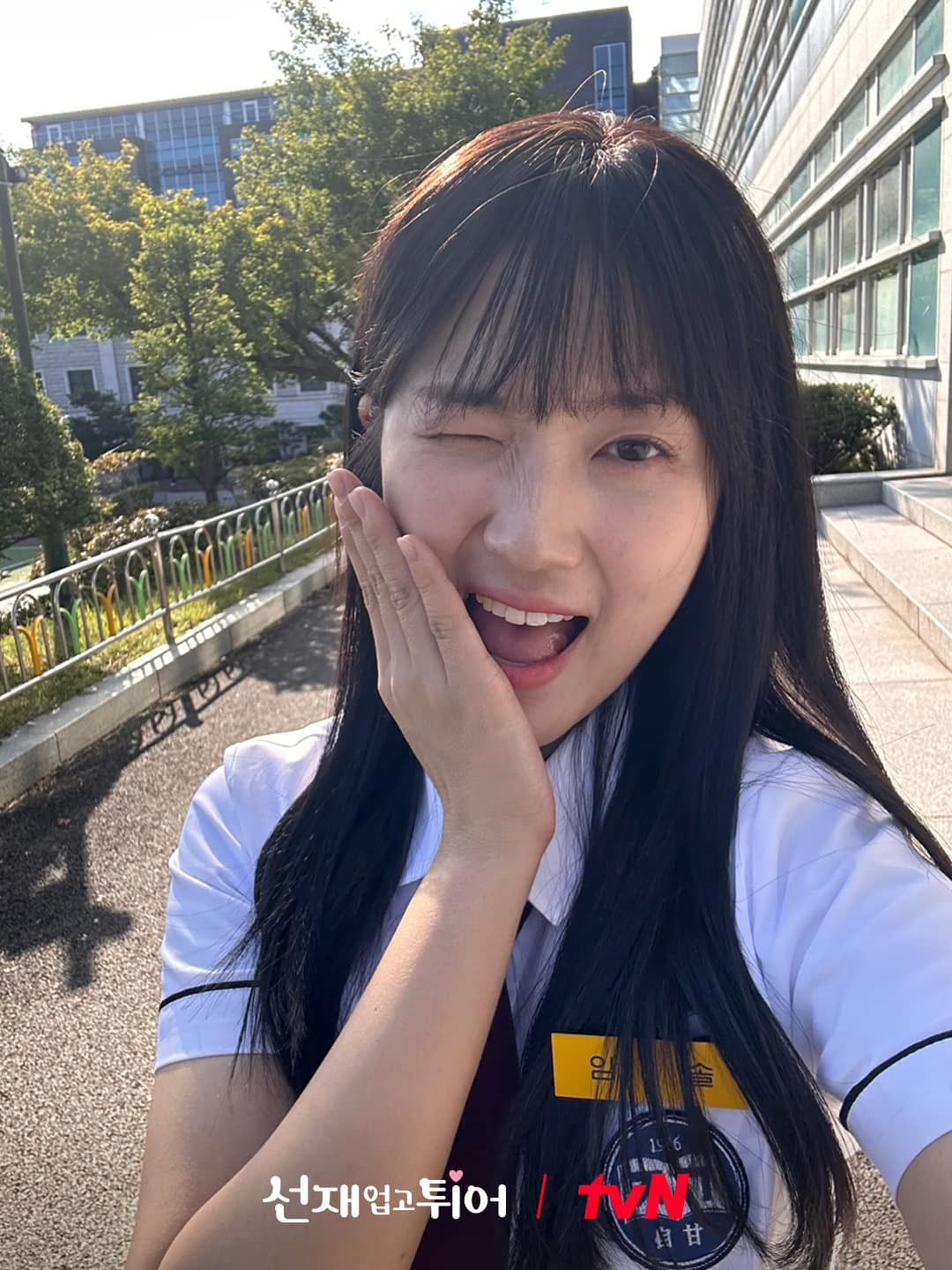 Loạt ảnh selfie siêu đáng yêu của Hye Yoon trên phim trường.