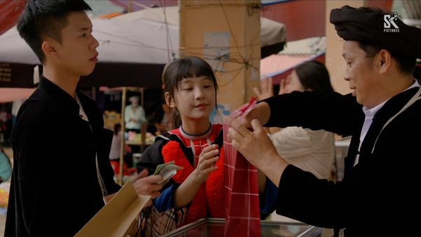 Các nhân vật nữ trong phim luôn mặc lễ phục có đeo chùm bông đỏ. Các nhân vật nữ trong phim luôn mặc lễ phục có đeo chùm bông đỏ.