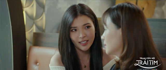 Cô luôn ở bên giúp đỡ bạn mình.