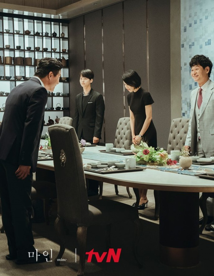 Nhưng chi tiết đi giày cao gót trong nhà cũng xuất hiện ở nhiều phim Hàn khác.