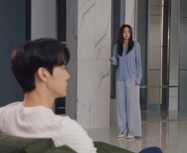 Hee Joo vừa ngủ dậy mà đã đi giày cao gót.