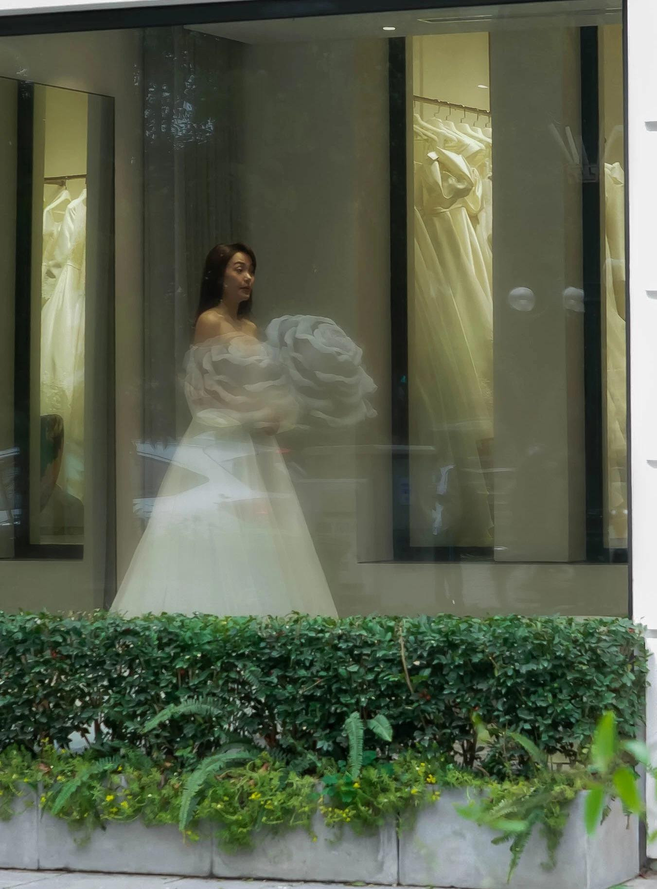 Hai ngôi sao đều thử váy cưới ở cùng một cửa tiệm. Hai ngôi sao đều thử váy cưới ở cùng một cửa tiệm.