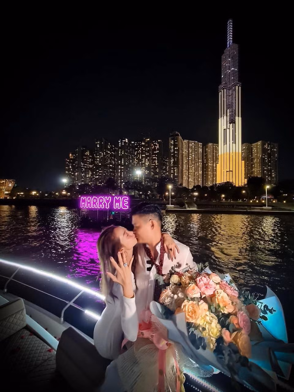 Minh Hằng và Ngô Thanh Vân báo tin đính hôn trong cùng một ngày.