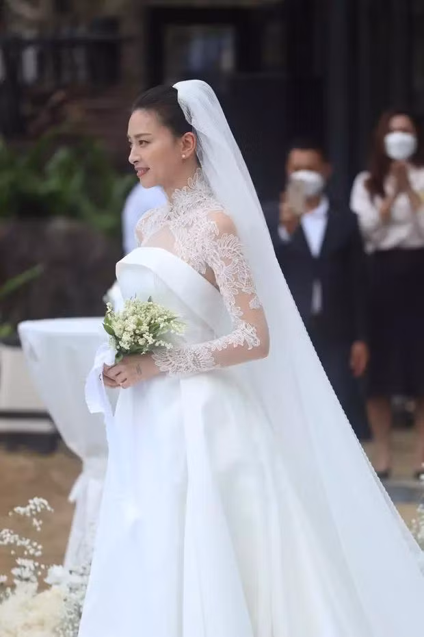 Có tin đồn Minh Hằng suýt đụng hàng váy cưới với đàn chị.