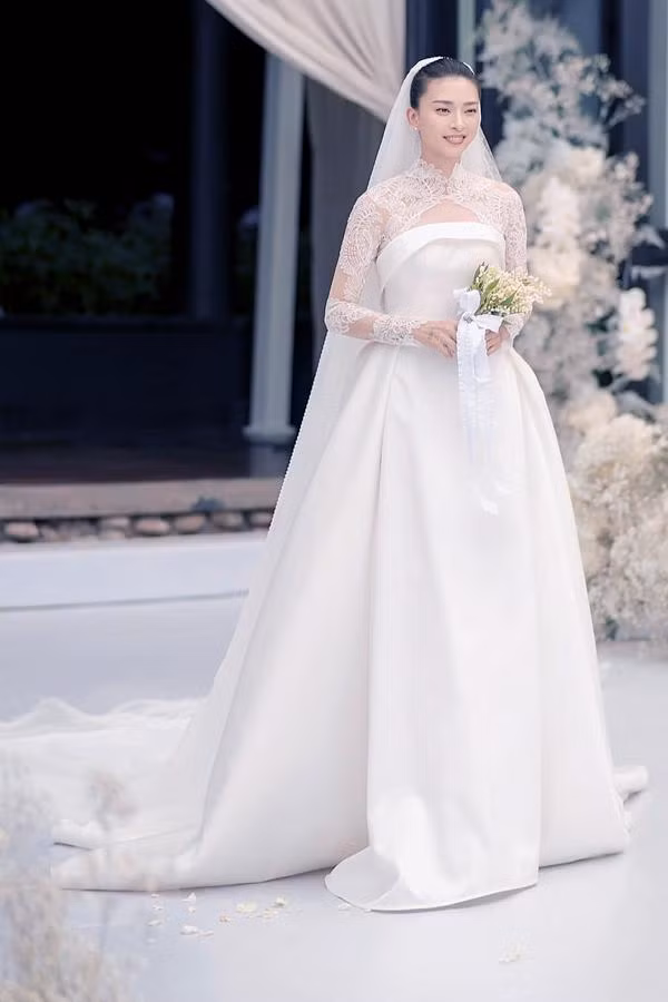 NTK mẫu váy cưới này cũng là bạn thân của Minh Hằng