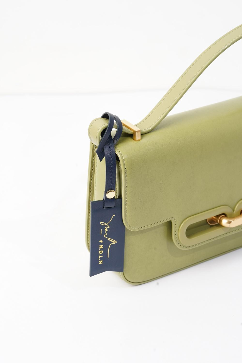 Túi Kate Bag phiên bản độc quyền dành riêng cho thị trường Việt Nam được tặng kèm với bag tag chữ ký của nữ diễn viên Ninh Dương Lan Ngọc. Túi Kate Bag phiên bản độc quyền dành riêng cho thị trường Việt Nam được tặng kèm với bag tag chữ ký của nữ diễn viên Ninh Dương Lan Ngọc.