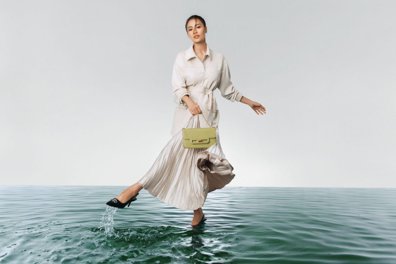 Ngọc nữ màn ảnh Việt hóa nàng thơ trong bộ outfit thanh lịch phối hợp với Kate Bag màu xanh olive nhẹ nhàng. Ngọc nữ màn ảnh Việt hóa nàng thơ trong bộ outfit thanh lịch phối hợp với Kate Bag màu xanh olive nhẹ nhàng.