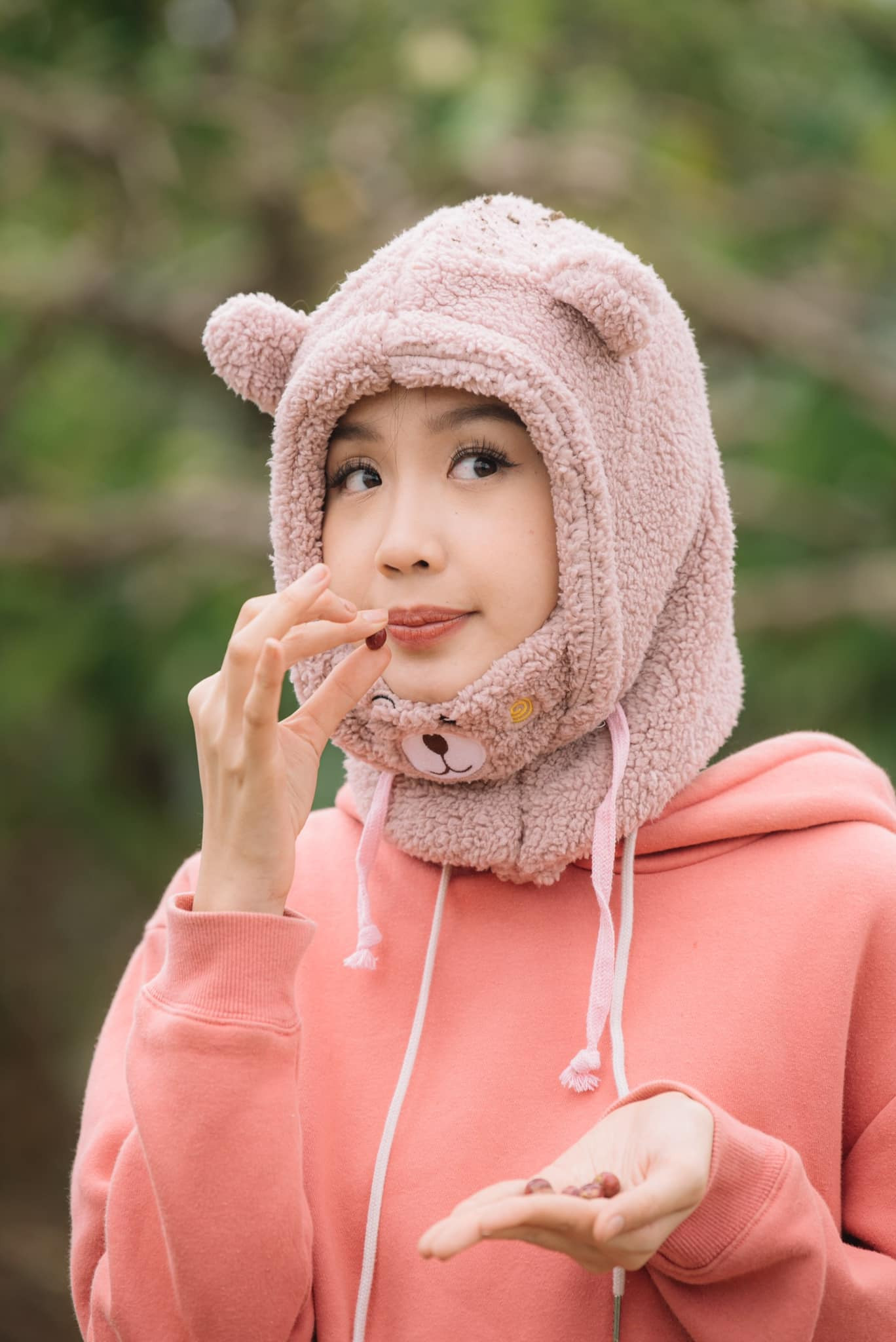 Nàng hậu vừa giành thêm học bổng của một trường đại học danh tiếng. Nàng hậu vừa giành thêm học bổng của một trường đại học danh tiếng.