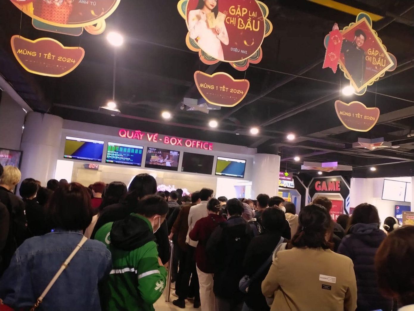 Khán giả xếp hàng mua vé xem Đào, Phở Và Piano. Ảnh: KSC Khán giả xếp hàng mua vé xem Đào, Phở Và Piano. Ảnh: KSC