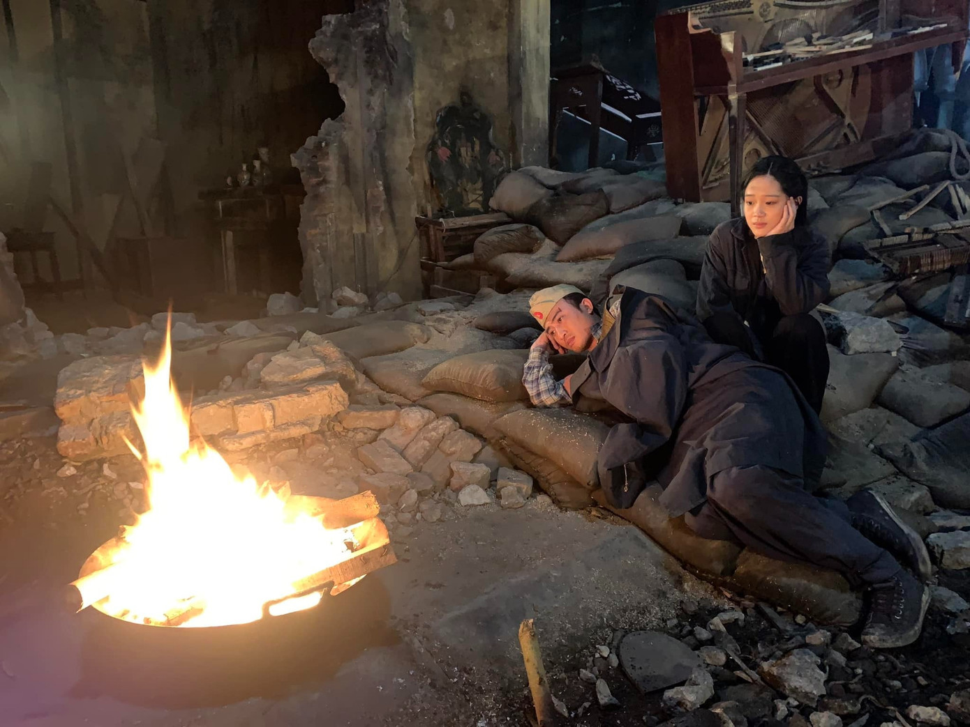 Trailer nhấn mạnh vào đề tài thời chiến.